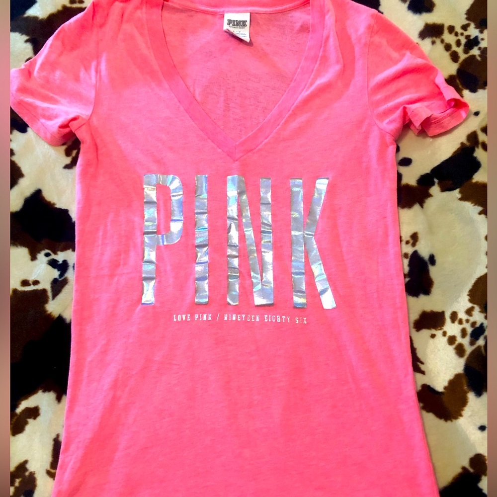 VS PINK v-tee